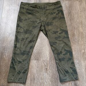 Lululemon Run Inspire size 10 green camo crops leggings